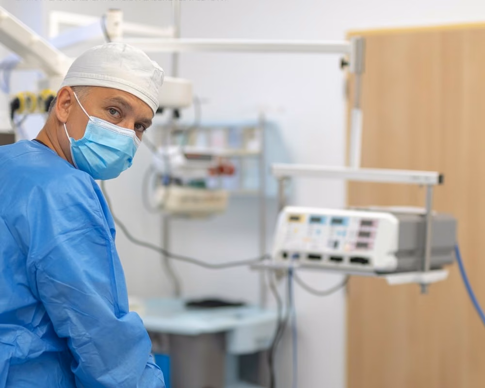 Plastický chirurg na operačnej sále kliniky Belleza